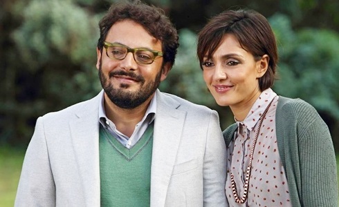Programmi TV di stasera, venerdì 4 settembre 2020. Su Rai3 Enrico Brignano e Ambra Angiolini in «Stai lontana da me»