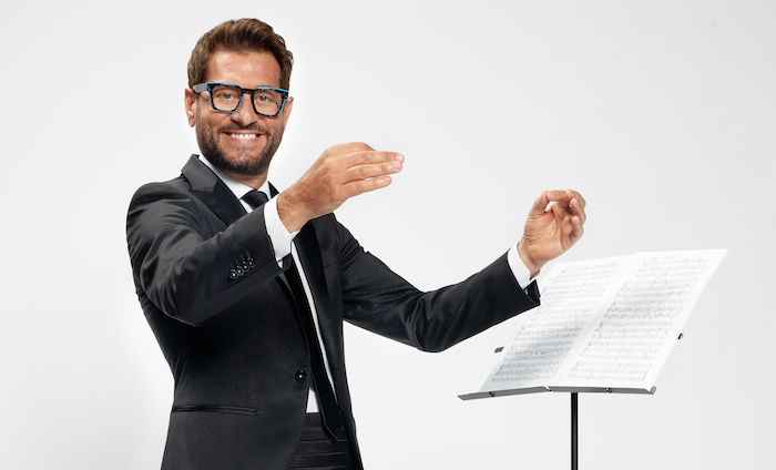 Name That Tune, l’ennesimo ‘Sarabanda’ di Enrico Papi al via con Elettra e Banfi