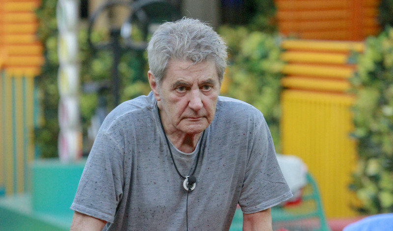 GF Vip, Fausto Leali ci ricasca: «Perché è nero non glielo facciamo l’applauso?». Corretto dai gieffini, replica: «Ma dai, smettila: nero è un colore, negro è una razza» – Video