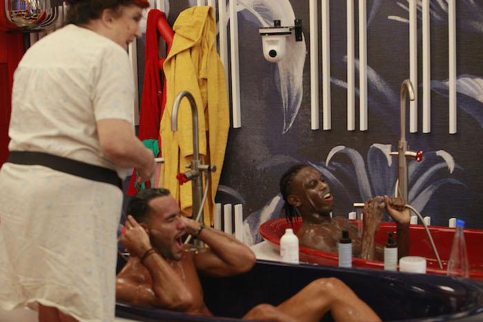 GF Vip, la Contessa degli Uccelli: Patrizia De Blanck invita Pierpaolo ed Enock a fare il bagno nudi: «Io di uccelli ne ho già visti tanti»