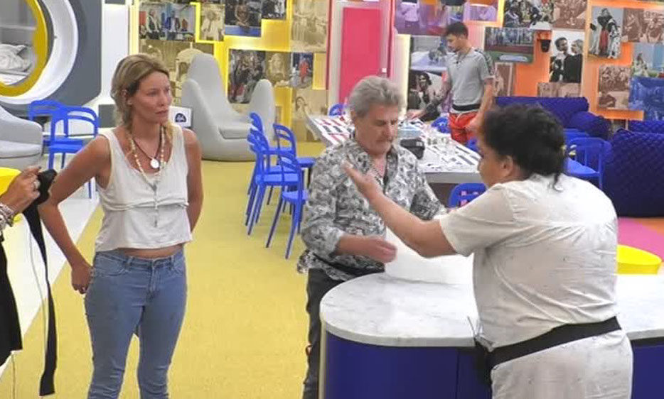 GF Vip, De Blanck sul ritiro di Flavia Vento: «Sei tu che stai male, non i cani. Sei pazza. Devi ricoverarti. Che cazz0 ci sei venuta a fare qua dentro tu?»