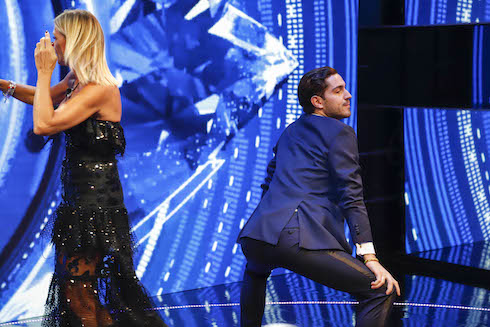 Al Grande Fratello Vip si balla, Signorini sfotte: «Non è che arriva una lettera di diffida dalla Carlucci?»