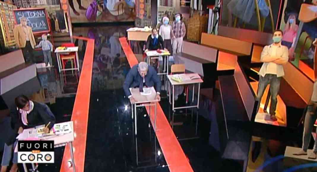 Fuori dal Coro: Giordano riparte scorrazzando su un banco a rotelle – Video