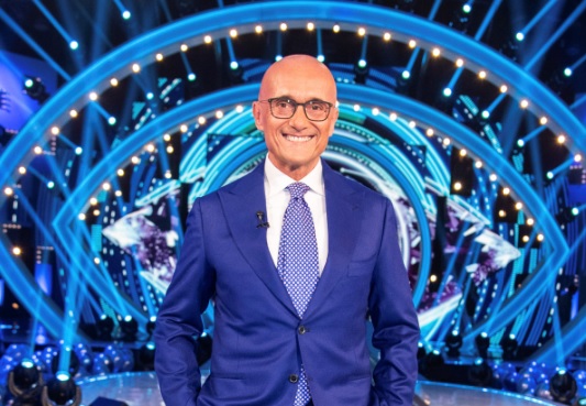 Grande Fratello Vip si allunga fino a febbraio 2021. Signorini: «A dicembre entreranno 7-8 concorrenti»