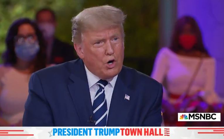 Trump bacchettato in diretta dalla conduttrice: « Lei è il presidente, non lo zio pazzo di un tizio qualsiasi». Va meglio a Biden (anche negli ascolti) – Video