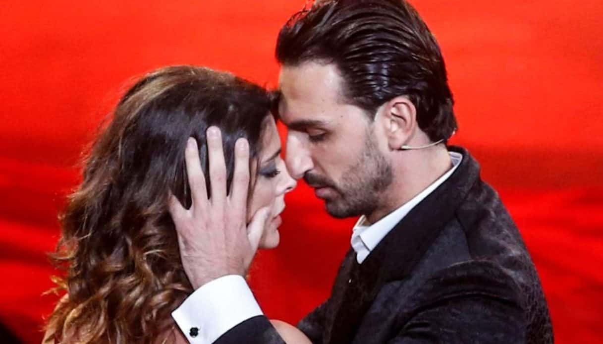 Ballando con le stelle 2020: Elisa Isoardi con le stampelle (video). Esibizione a rischio