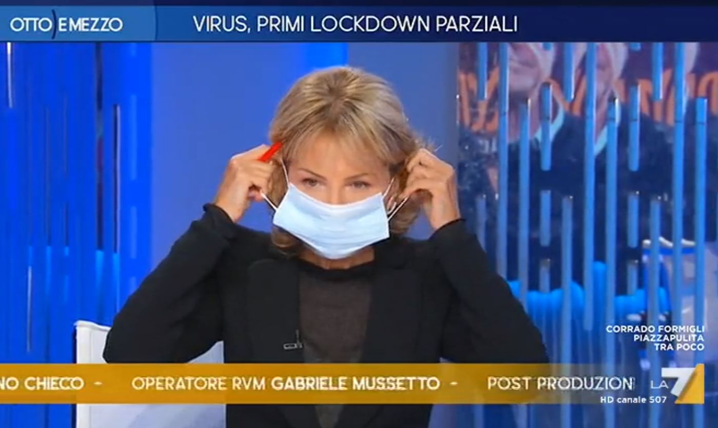 Otto e Mezzo, Lilli Gruber indossa la mascherina in diretta: «Mi raccomando, usatela» – Video