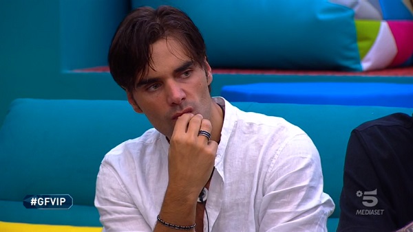 GF Vip 5, sesta puntata – Tommaso ci ricasca e fa outing a Morra: «Adua mi ha detto che è gay». Fuori Denis, in 4 al televoto