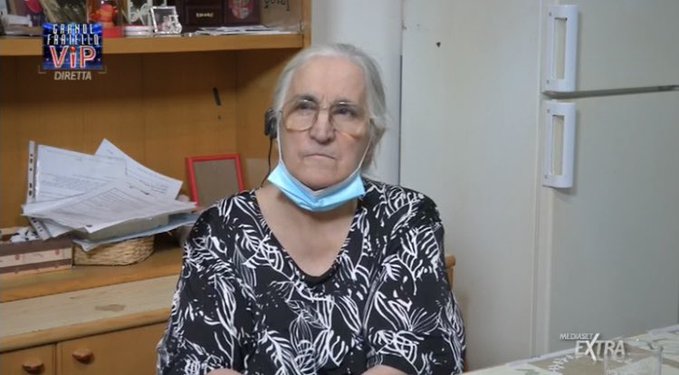 Mediaset troppo «Extra»: sul canale della diretta con il GF Vip spunta una signora collegata con Rete 4 – Video
