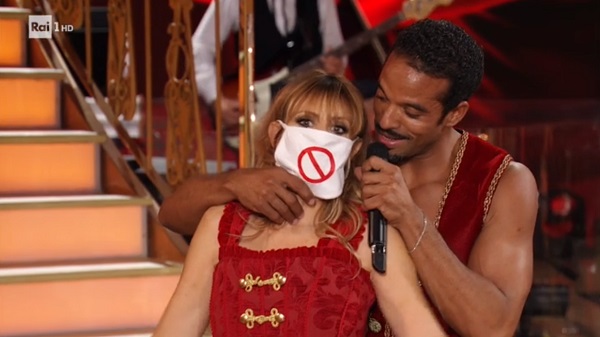 Mussolini con la mascherina - Ballando con le Stelle 2020 Mussolini con la mascherina - Ballando con le Stelle 2020