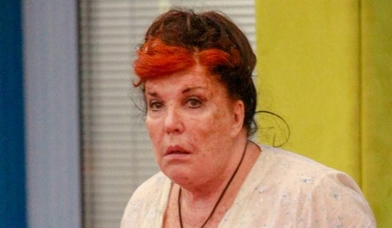 GF Vip, De Blanck contro Ruta: «Ma che mi metto tutto il giorno con quella cretina di Maria Teresa tutta fiera della figlia? Sguaiata e buffona» – Video