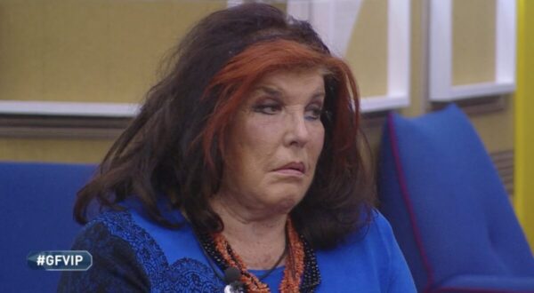 GF Vip 5, Patrizia De Blanck spiega la differenza tra gay normali e fro*i – Video