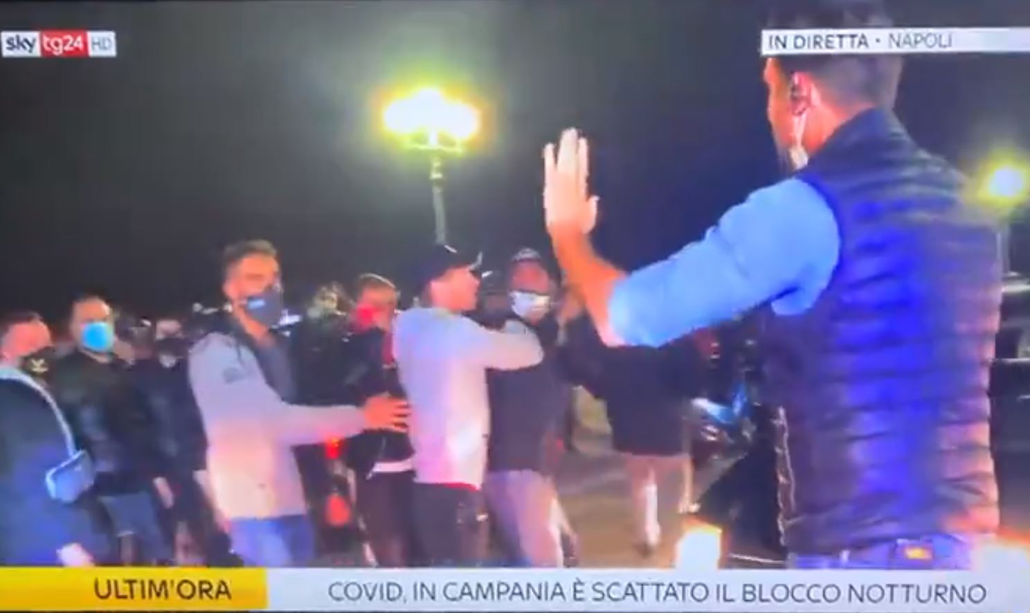 Coprifuoco, proteste a Napoli: inviato di SkyTg24 aggredito in diretta – Video