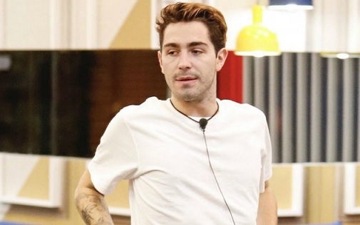 GF Vip, Zorzi come Enzo Paolo: impazzisce per le emorroidi e apre la porta rossa per andare via – Video