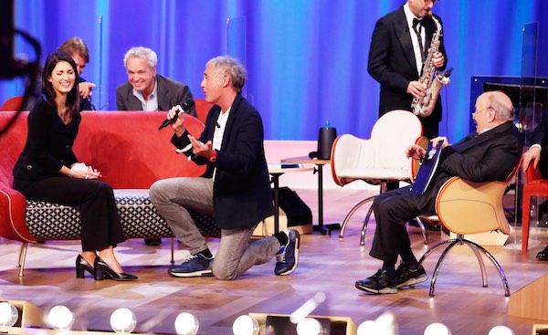 Maurizio Costanzo Show riparte con il mondo del giornalismo. Massimo Giletti canta per la Raggi (Video)