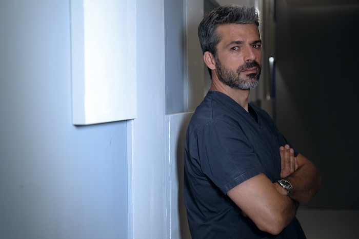 Doc – Nelle Tue Mani dal 15 ottobre su Rai 1 diluito in sette prime serate. Argentero: «Scelte di rete, io sono un binge watcher, uno che le serie se le mangerebbe in otto ore davanti alla tv»