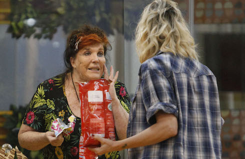 GF Vip 5, Patrizia sbotta con Stefania per una patatina: «Non mi rompere le palle. Grillo parlante!»