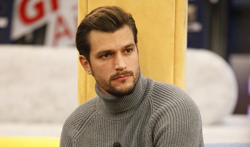 GF Vip 5, Andrea Zelletta ha bisogno di ‘sfogarsi’: «Ho chiesto un bagno, senza telecamere, due volte a settimana. Sennò do le testate al muro» – Video