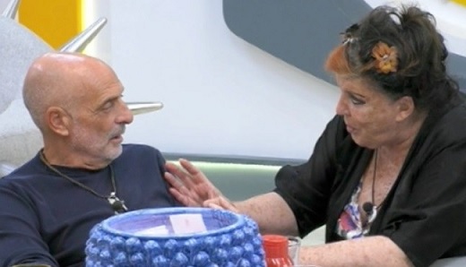 GF Vip 5, Patrizia De Blanck sbotta contro Brosio che vuole ritirarsi: «La minaccia del caz*o. Noi siamo qui da un mese e mezzo, però non rompiamo i co**ioni»