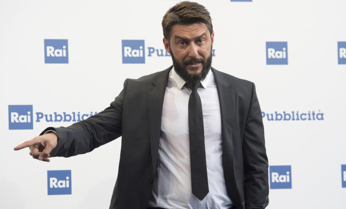 Federico Ruffo attacca sui social: «Piccolo avvelenatore di pozzi. Ti fai complimenti da solo, quanta solitudine». Con chi ce l’ha?