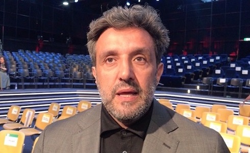 Programmi TV di stasera, venerdì 6 novembre 2020. A «Propaganda Live» l’omaggio di Flavio Insinna a Gigi Proietti