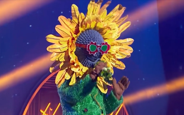 Il Cantante Mascherato Spagna: Albano è il Girasole (sgamato subito), Georgina Rodriguez è il Leone – Video