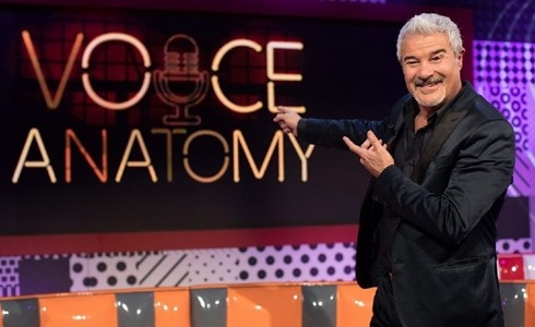 Voice Anatomy: con Pino Insegno su Rai2 un viaggio nel mondo della voce. Bocelli e Giorgia Meloni tra gli ospiti