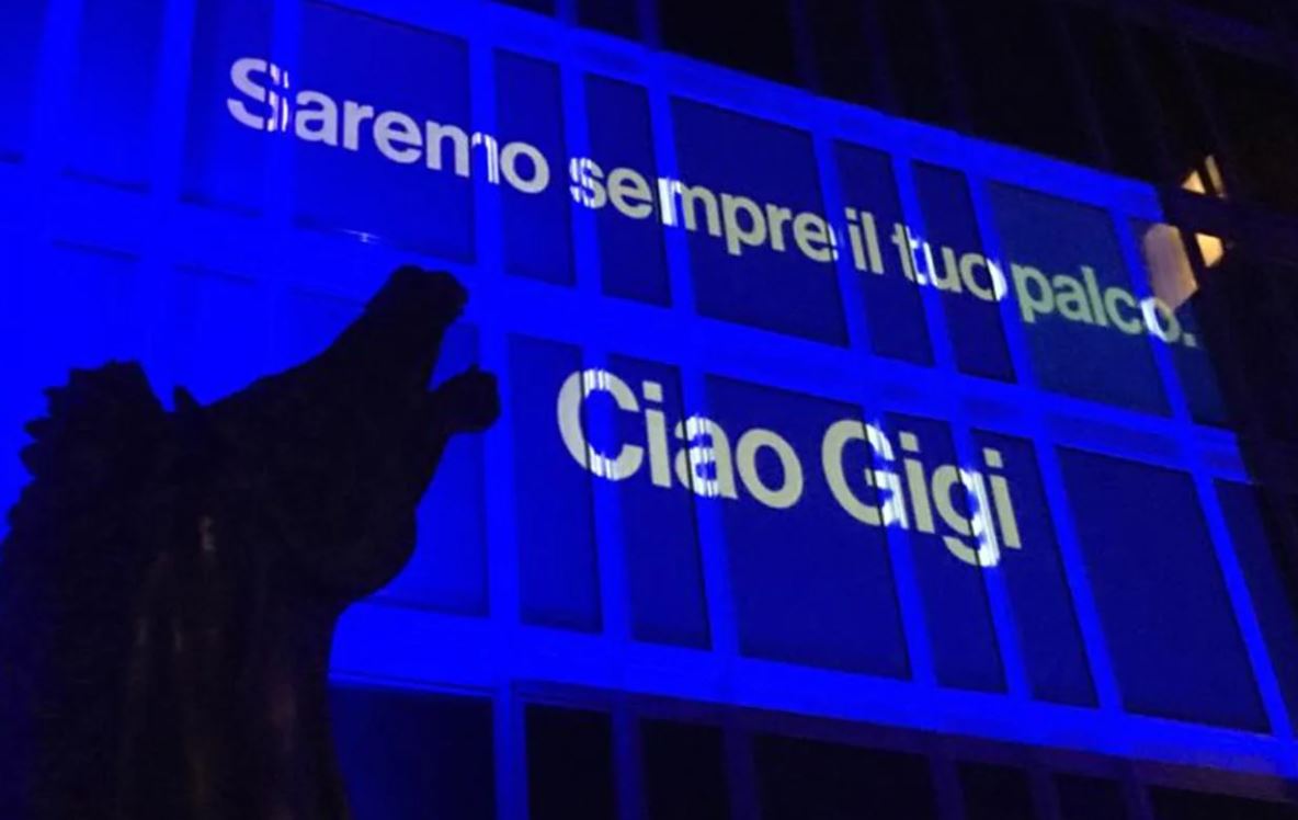 Rai, omaggio a Gigi Proietti sul palazzo di Viale Mazzini: «Saremo sempre il tuo palco»