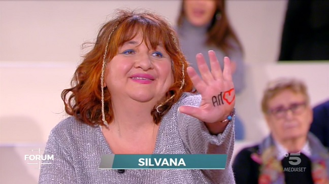 Delirio a Forum. Silvana, denunciata per stalking, al presunto amante: «Per te ho lasciato anche Claudio Baglioni» – Video