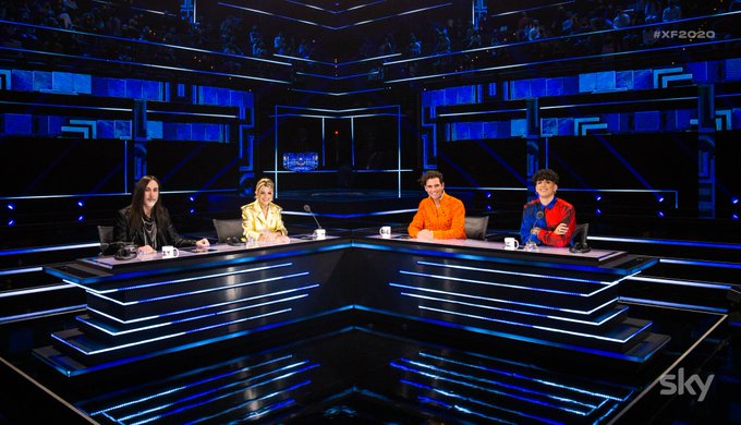 X Factor 2020, terzo Live Show – Emma è battagliera: «Ho vinto Amici dieci anni fa e non è un demerito». Ma è debacle per la sua squadra: fuori Santi