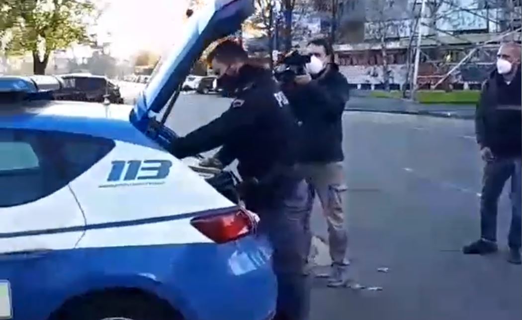 Fuori dal Coro, troupe derubata nei sobborghi di Milano. «Hanno preso tutto, sono stati velocissimi»