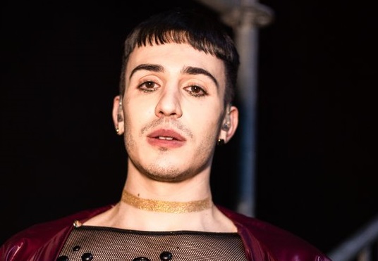 X Factor 2020, quarto Live Show – Emma contro l’eliminazione di Blue Phelix: «Siamo in Italia, non siamo pronti». Fuori anche Vergo