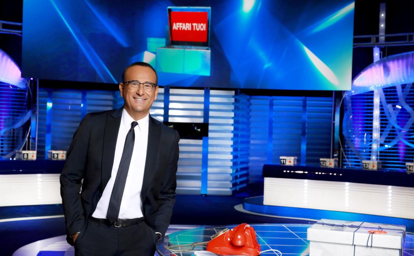 Affari Tuoi (Viva gli Sposi!), Carlo Conti sbarca in prime time. «Dovevamo spettacolarizzare il format, non ho detto subito sì»