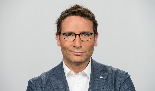 Alessio Viola ripercorre il 2020 in prima serata su Tv8 con Botteri, Maionchi, Murgia e Morgan