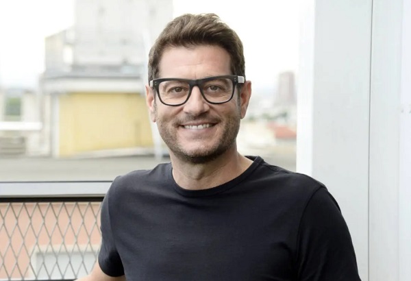 BOOM! Enrico Papi tratta con Mediaset. Sul piatto ci sono Scherzi a Parte e un preserale