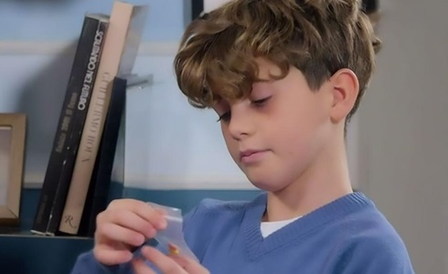 Un Posto al Sole, anticipazioni: Niko allo sbando. Paura per Jimmy che trova le pasticche del padre