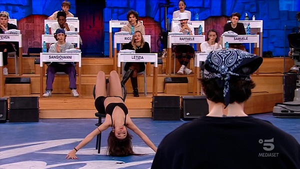 Amici 20, puntata di sabato 5 dicembre 2020 – Kika vince la sfida, Zerbi tiene in sospeso Arianna, Cuccarini rimprovera Martina: «Se devi dormire 7 ore, dormi 7 ore»