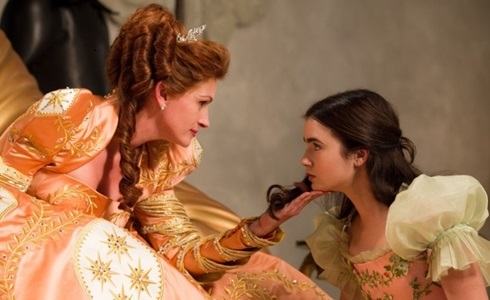 Programmi TV di stasera, martedì 29 dicembre 2020. Su Rai1 Julia Roberts e Lily Collins in «Biancaneve»