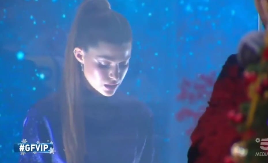 GF Vip 5, Natalia ‘bacchetta’ Andrea: «Ho avuto la sensazione che tu ti stessi allontanando, ho visto che hai cercato il contatto fisico con altre ragazze» – Video