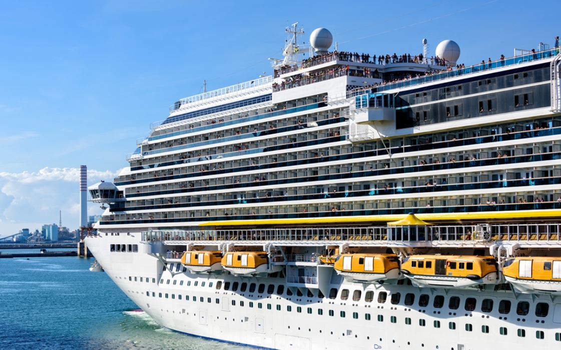 Sanremo 2021, ipotesi nave da crociera per il pubblico. Amadeus: «La consideriamo»