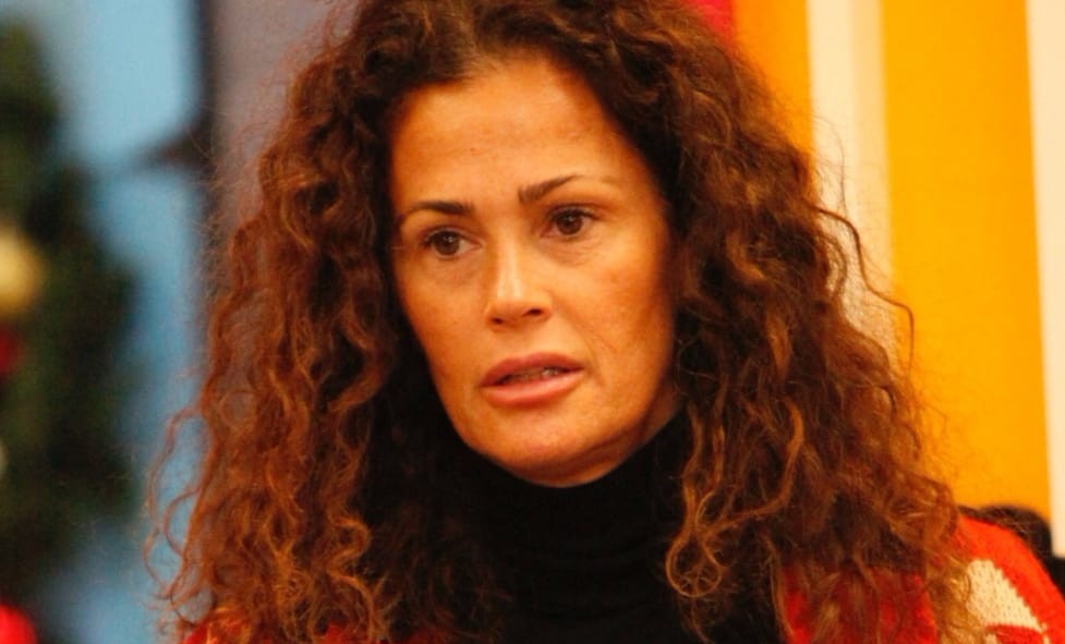 GF Vip 5, Stefania e Samantha litigano per una teglia. La De Grenet: «Essere attaccata da una psicopatica non mi sta bene» – Video