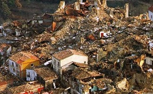 Rai, 40 anni fa stop allo spettacolo di fine anno nel rispetto delle vittime delle stragi di Ustica e Bologna e del terremoto dell’Irpinia