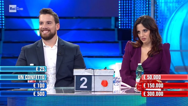 Affari Tuoi, occhio al montaggio: il pacco della coppia in gioco appare aperto durante la puntata