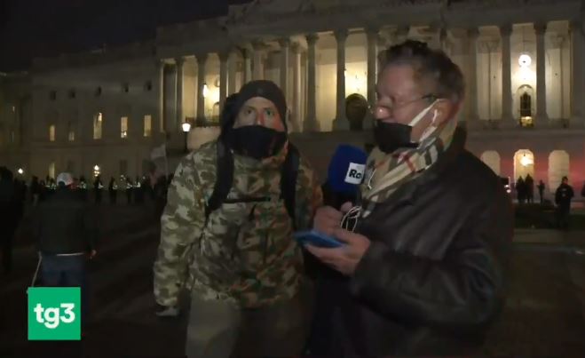 Usa, assalto al Congresso: Antonio Di Bella messo in fuga da un manifestante – Video