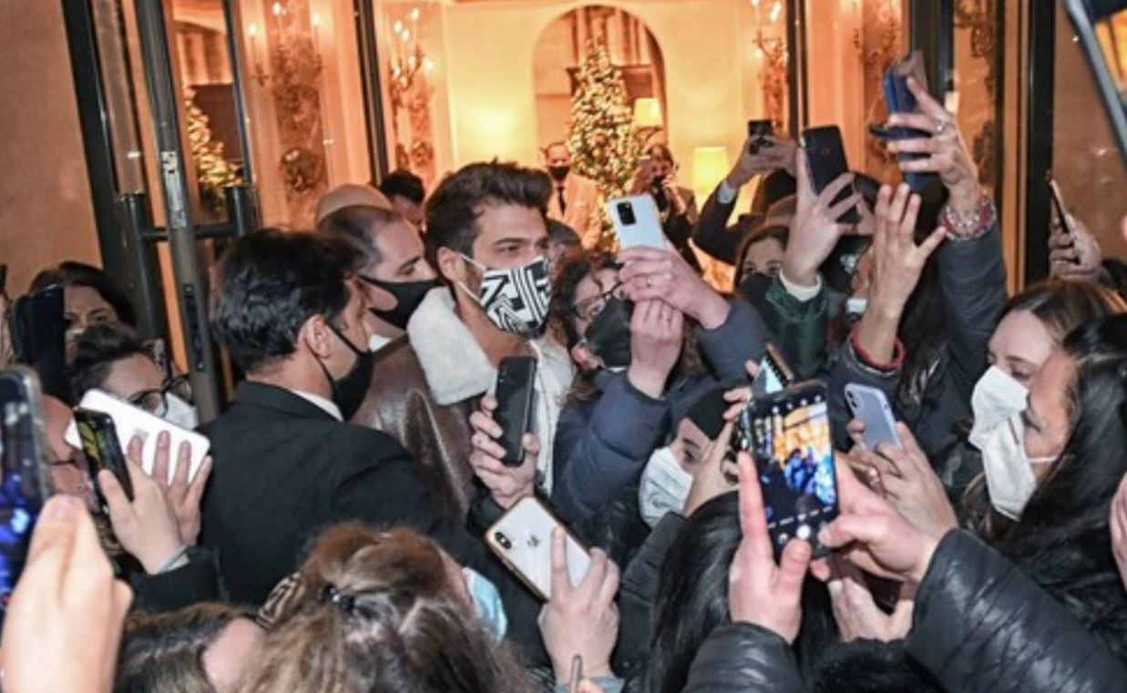 Can Yaman multato di 400 euro. Colpa dell’assembramento di fan