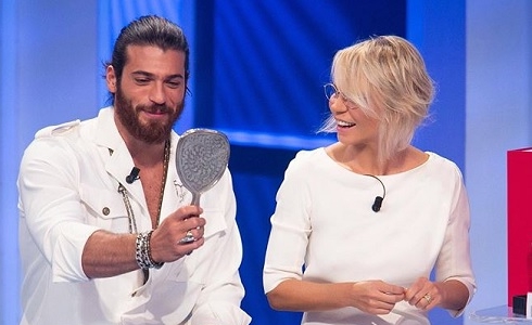 Programmi TV di stasera, sabato 23 gennaio 2021. A «C’è Posta per Te» Can Yaman e Michele Riondino