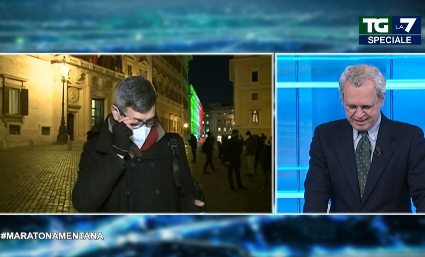 La7: Paolo Celata si distrae, Mentana infierisce. «Mi fai un cenno quando lavori anche per noi?»