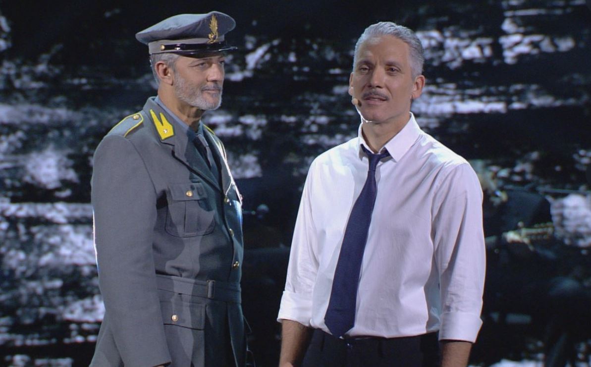 Penso che un sogno così: il monologo anti-televisivo di Beppe Fiorello ‘ingabbia’ Modugno