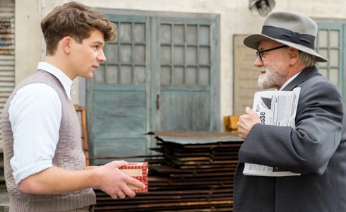 Simon Morzé e Bruno Ganz in Il Tabaccaio di Vienna