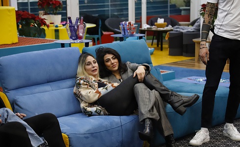 GF Vip 5, Giulia Salemi ‘ci prova’ con la Orlando: «Mi piace guardarti, sei bella e sexy. Vorrei baciarti» – Video